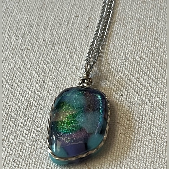 Elegant Silver and Green Pendant Necklace - Picture 2 of 4